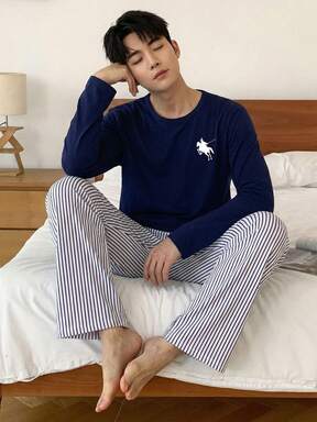 2 st/set tonårspojkar marinblå rundhalsad långärmad topp med vitt grafiskt tryck och blå-vita randiga mönster, löst sittande stickade byxor, bekvämt avslappnat pyjamasset