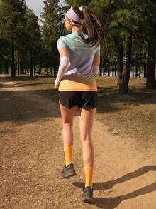 SHEIN T-shirt à manches courtes col rond pour femme In My Nature, imprimé dégradé multicolore. Hauts de vêtements de plein air pour la randonnée et le camping