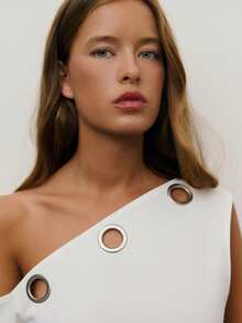 Nöista 单肩不对称上衣，饰有金属孔眼细节，修身剪裁。这款吸睛的派对上衣是女士的完美之选，适合优雅的生日派对、精致的晚宴造型以及时尚的夜间出行装扮。可轻松搭配西装或半身裙，打造摩登前卫的造型。 - 白色 - 查看 4