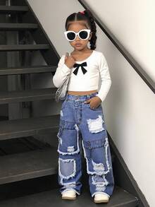 Denimly 女童刺绣做旧直筒牛仔裤，休闲时尚舒适学院风推荐！浅蓝色水洗舒适面料，膝盖和小腿处分布着多处不对称的做旧破洞，刺绣贴片巧妙点缀破洞区域，巧妙地调整了整体比例。适合日常出行、返校季、校园活动或周末郊游，为小女孩打造时尚个性的造型！