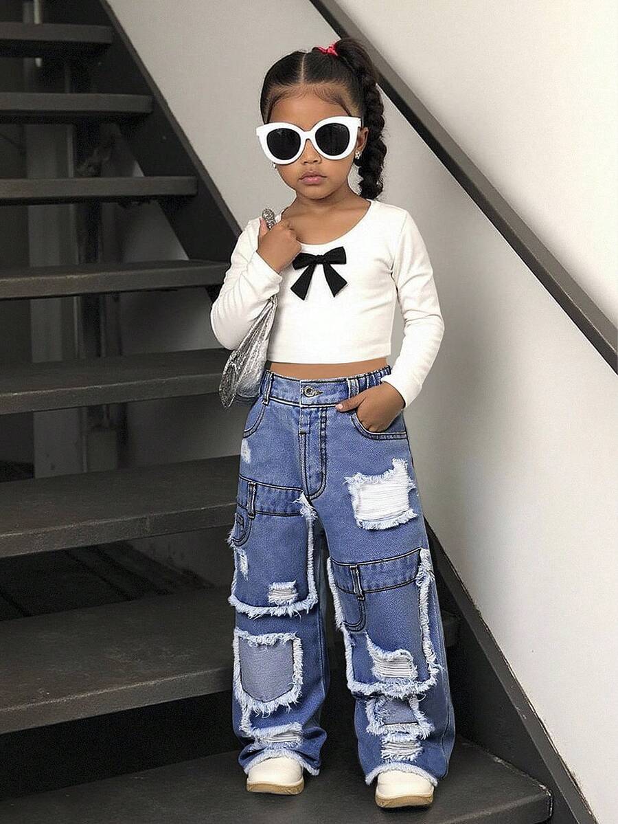 Denimly 女童刺绣做旧直筒牛仔裤，休闲时尚舒适学院风推荐！浅蓝色水洗舒适面料，膝盖和小腿处分布着多处不对称的做旧破洞，刺绣贴片巧妙点缀破洞区域，巧妙地调整了整体比例。适合日常出行、返校季、校园活动或周末郊游，为小女孩打造时尚个性的造型！