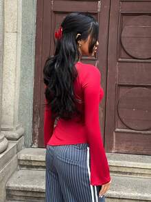 SHEIN EZwear T-shirt femme à manches évasées, ourlet asymétrique, avec décoration métallique froncée à la taille, mode et polyvalent - Rouge foncé - Voir 2