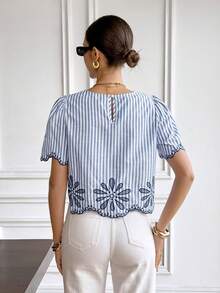 SHEIN Frenchy Áo sơ mi tay ngắn cổ tròn in họa tiết sọc thường ngày thời trang nữ - Xanh và trắng - Xem 2