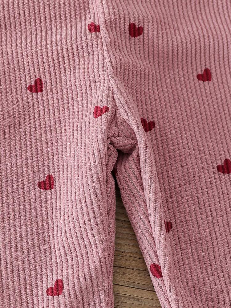 SHEIN Conjunto de Jardineira de Cotelê com Estampa de Coração para Meninas Bebê 0-3 Anos, Primavera/Outono, Estilo Casual com Decoração de Bolso no Peito, Adequado para Brincadeiras ao Ar Livre e Lazer - Rosa chiclete - Visão 6