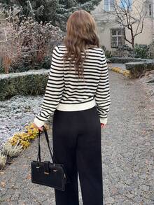 Jeta Ari 条纹扇贝边纽扣前开衫、长袖上衣、秋冬针织毛衣 - 黑與白 - 查看 2