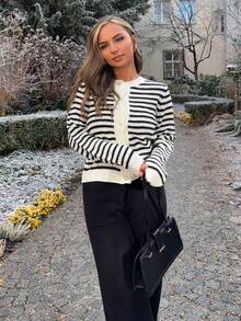 Jeta Ari 条纹扇贝边纽扣前开衫、长袖上衣、秋冬针织毛衣 - 黑與白 - 查看 5