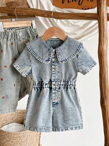 SHEIN Vintaside Kids Bộ áo liền quần denim phong cách đồng quê cho bé gái, trang phục thường ngày dễ thương và ngọt ngào! Chất liệu denim xanh cổ điển, mềm mại, cổ áo có ve và thiết kế mở phía trước, cùng với eo chun co giãn dễ mặc, ống quần thẳng tạo dáng thon gọn. Thích hợp cho những buổi đi chơi hàng ngày, những chuyến đi cuối tuần, kỳ nghỉ, giúp bé gái luôn sành điệu và năng động mỗi ngày! - Rửa nhẹ - Xem 6