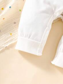 SHEIN 2026新年限量版新生儿套装，采用柔软亲肤面料，呵护宝宝娇嫩肌肤，精致烟花装饰搭配“Hello 2026”创意印花，吸睛十足。