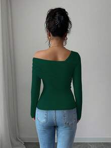 SHEIN Elenzya 女士米黄色T恤，新款秋冬金属纽扣不对称露肩套头衫，百搭通勤风，适合万圣节、情人节、新年、婚礼、派对、约会、休闲外出等场合。 - 墨綠色 - 查看 2