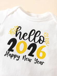 SHEIN 2026新年限量版新生儿套装，采用柔软亲肤面料，呵护宝宝娇嫩肌肤，精致烟花装饰搭配“Hello 2026”创意印花，吸睛十足。