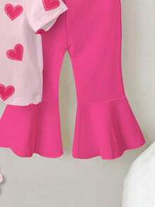 一套女婴休闲时尚可爱甜心印花圆领短袖T恤和喇叭裤套装，适合情人节和日常穿着。 - 彩色 - 查看 3