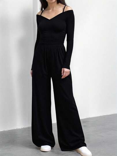 Sparklyn 这款少女青春风连体裤采用简约修身的深V领设计，饰以褶裥，高腰阔腿，长袖款式，透气舒适，百搭百搭，适合各种日常场合，时尚有型。