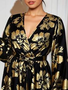 Cravure Áo cánh tay dài cổ chữ V họa tiết lá vàng đen tương phản cỡ lớn dành cho nữ - Vàng - Xem 1