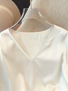 EMERY ROSE Áo sơ mi nữ cổ chữ V dây rút bên hông cỡ lớn - Màu be - Xem 3