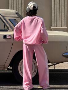 Muchica 2025秋冬女装街头风穿搭 / 冬季女装 / 两件套女装 / 粉色复古印花卫衣套装 / 长袖卫衣 / 休闲圆领简约长袖裤侧边织带两件套 / Y2K服装 / 街头风 / 女装外套 / 复古汽车图案 - 粉色 - 查看 2