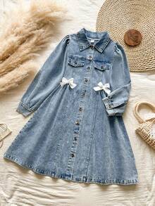 SHEIN Vintaside Kids Rochie de primăvară/toamnă pentru fete, cu guler răsturnat, mânecă lungă, la modă, elegantă, din denim spălat, de înaltă calitate, potrivită pentru activități casual în aer liber și întâlniri cu prietenii, oferind un aspect confortabil și relaxat, cu un design simplu și confortabil. - Bleu - Vizualizare 5