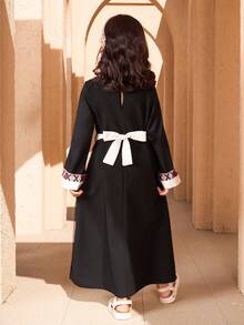 SHEIN Embroidered Sheer Robe For Young Girl This Long Dress Features A Vintage Round Neck And Long Sleeves, With A Black Base, Paired With Fashionable Prints And A Sheer Shawl. A Beige Waistband Cinches The Waist, Creating A Effect. Comfortable And Stylish, Providing Your Little One With A Truly Unique Wearing Experience. Thobes For Kid Girls Kids Black Abaya Kids Arabic Dress Abayas For Kids - Black - View 2