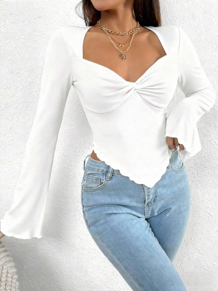 Almamuse Lässiges einfarbiges T-Shirt mit verdrehten Glockenärmeln und asymmetrischem Saum