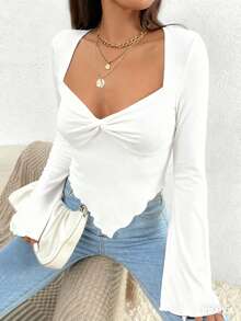 Almamuse Lässiges einfarbiges T-Shirt mit verdrehten Glockenärmeln und asymmetrischem Saum