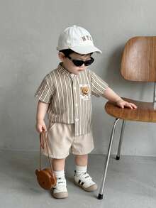 SHEIN Playful Pals 两件套婴儿套装，适合6个月至3岁宝宝，男女宝宝通用，卡其色条纹小熊印花短袖衬衫+纯色弹力腰短裤，春夏休闲日常度假复古小熊图案男宝宝服装，男宝宝亚麻套装，夏季两件套，适合1岁男宝宝，男宝宝休闲套装，男宝宝套装 - 彩色 - 查看 1
