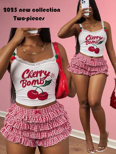 Slaydiva 2025 新款夏季性感可爱樱桃字母印花蕾丝吊带背心和红色格子荷叶边短裤，两件套，适合音乐节和购物