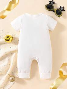 SHEIN 2026新年限量版新生儿套装，采用柔软亲肤面料，呵护宝宝娇嫩肌肤，精致烟花装饰搭配“Hello 2026”创意印花，吸睛十足。