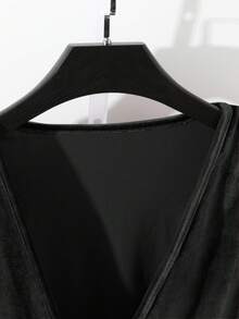 GlowEve 优雅浪漫奢华交叉天鹅绒蝴蝶结女式衬衫 - 黑色 - 查看 4