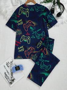 一套男童青少年睡衣，藏蓝色短袖彩色游戏手柄印花上衣搭配同款睡裤，时尚电竞风格，面料柔软透气，适合青少年游戏玩家穿着。 - 藏蓝色 - 查看 2
