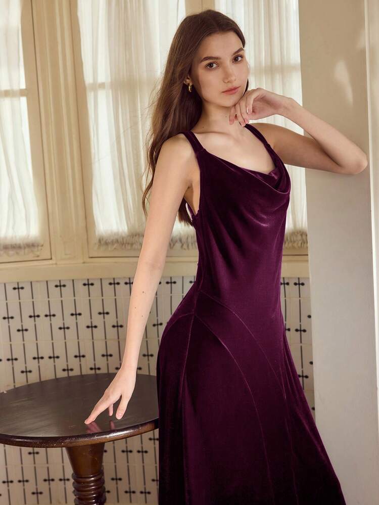 ÉLÉGANTE ROBE DE NUIT LONGUE EN VELOURS COL BÉNITIER, AUTOMNE/HIVER