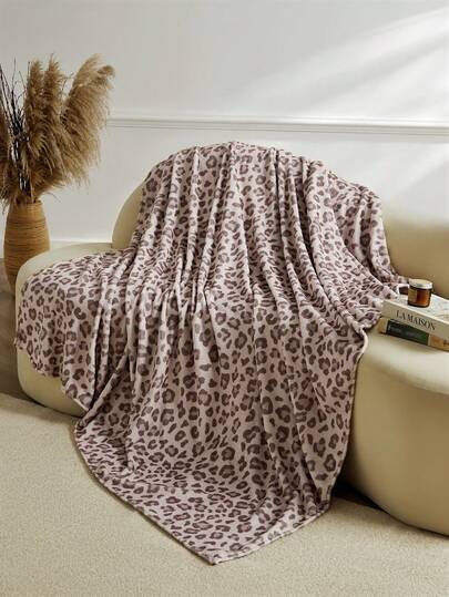 1条法兰绒毯 - 房间装饰的首选，超级柔软轻盈，双面卡通印花（一面是豹纹图案，另一面是纯色图案），居家必备，适合日常使用，也可作为送给朋友、家人或自己的生日礼物。