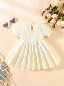 SHEIN 新生女宝宝春夏米色短袖连衣裙，公主袖，喇叭下摆，纹理面料，优雅宝宝连衣裙穿搭 - 杏色 - 查看 3