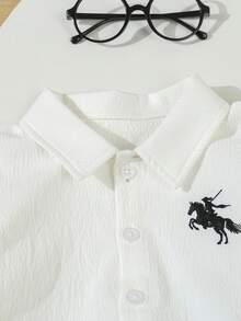2件套男婴夏季休闲学院风套装，左胸绣马图案装饰，舒适纹理Polo领白色短袖衬衫，搭配卡其色宽松腰裤，适合外出、旅行、返校、生日、聚会、度假、户外活动和日常穿着，时尚有型。 - 彩色 - 查看 4