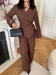 DAZY Damski, swobodny, jednokolorowy komplet z koszulą i spodniami z dekoltem w serek, wiązany, 2 części, jesień - Kawowy brązowy - Zobacz 4