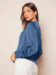 BizChic Blusa da donna con scollo a V, design arricciato sul davanti e bottoni centrali, decorazione a fungo, versatile per primavera/estate, adatta per Pasqua, San Patrizio, pendolarismo, uso quotidiano, casual, romantico stile retrò anni '90, festa, spiaggia, laurea, vacanza, ospite di matrimonio, damigella, hostess - Blu - Visualizzare 3
