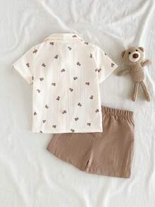 SHEIN Vintaside Kids Bộ 2 món/Bộ áo sơ mi cài nút cổ bẻ mùa hè cho bé trai và quần short, bao gồm: Áo sơ mi cổ bẻ tay ngắn kẻ sọc trắng đen, điểm nhấn màu đen và quần short sọc đồng bộ, trang phục thường ngày cho kỳ nghỉ hè - trắng - Xem 2