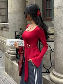 SHEIN EZwear T-shirt femme à manches évasées, ourlet asymétrique, avec décoration métallique froncée à la taille, mode et polyvalent - Rouge foncé - Voir 3