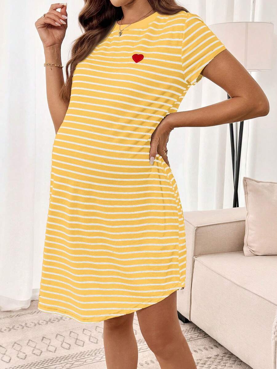 SHEIN 孕妇爱心刺绣条纹圆领短袖休闲T恤裙 - 黃色 - 查看 1