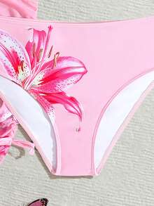 SHEIN 这款适合大龄女孩的三件套印花比基尼套装，采用沙滩裙和网纱裙设计，完美契合度假、复古、海滩和海洋主题风格。优雅可爱，是夏季假期的理想之选。