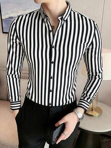 Manfinity Mode 男士条纹翻领单排扣休闲百搭长袖衬衫，适合办公室通勤、修身穿着，款式多样，包括男士条纹长袖衬衫、黑白条纹衬衫、黑白条纹长袖衬衫等。这款衬衫风格复古，适合日常休闲、周末旅行、户外活动、探险旅行、轻松的工作环境或半正式场合，也是送给男友/丈夫、周年纪念日/生日、派对、圣诞节、新年、婚礼、情人节等场合的理想之选。 - 黑與白 - 查看 3