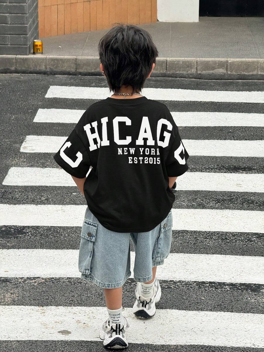 SHEIN Áo thun nam trẻ tuổi kiểu dáng thể thao thường ngày, năng động, phong cách sinh viên, đường phố, dễ thương, rộng rãi, cổ tròn, kiểu Nhật Bản và Hàn Quốc, có chữ in phía sau. Thích hợp cho đi học, dự tiệc sinh nhật, tiệc tối, biểu diễn, đám cưới, lễ rửa tội, lễ khai trương, mặc hàng ngày, đi học, du lịch, thể thao, mùa xuân và mùa hè. - màu đen - Xem 1