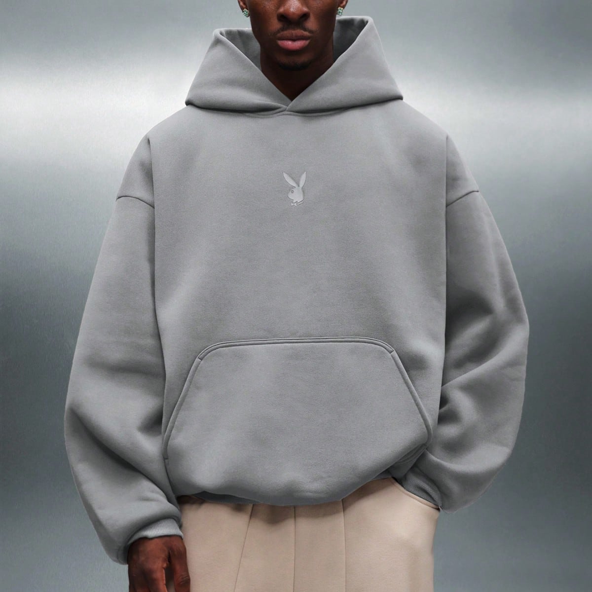 Sudadera con capucha oversize con bolsillo central y estampado de logotipo en el pecho para uso casual y urbano