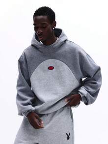 SUMWON 常规款男士宽松圆形图案套头连帽衫，撞色Logo细节，休闲街头风纯色 - 灰色 - 查看 3