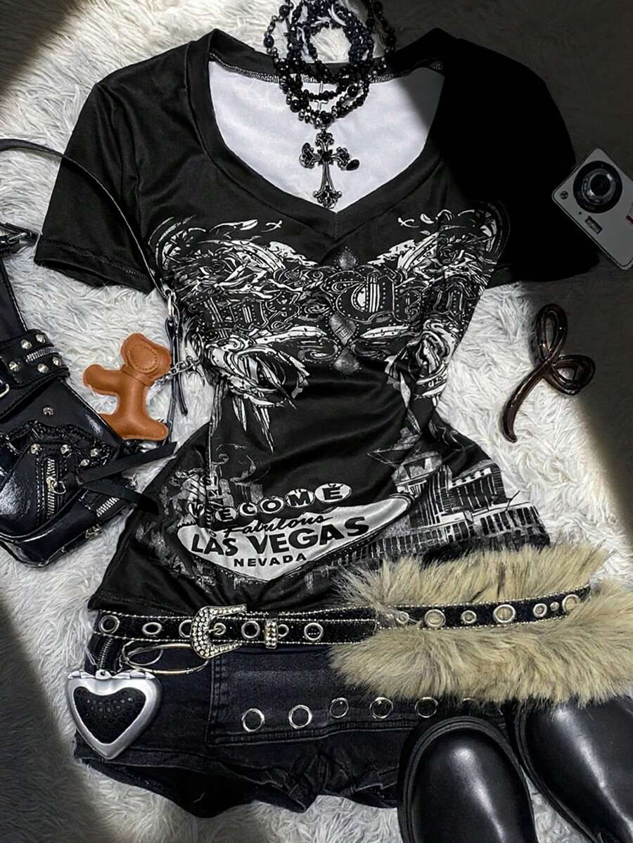 Glimmora 女士Y2K哥特重金属图案V领T恤，拉斯维加斯街头风黑色上衣，适合演唱会、夜店和日常休闲穿着。舒适中等弹力面料。 - 彩色 - 查看 1