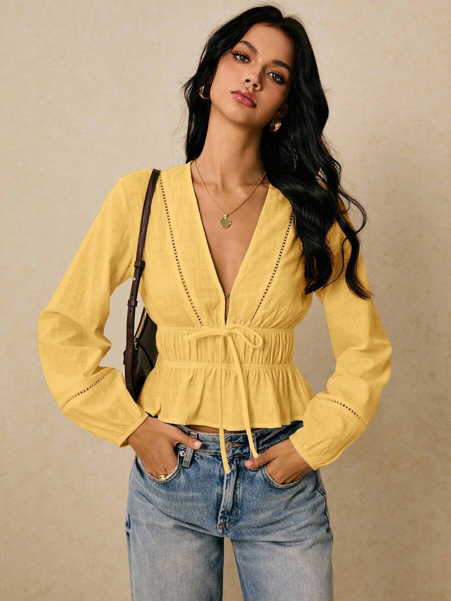 Poéselle Áo sơ mi nữ màu trơn cổ chữ V, vai thẳng, tay dài, thắt eo xếp ly, vạt áo nhún bèo. - Màu vàng - Xem 1