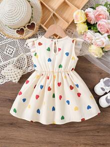 SHEIN Vintaside Kids 1件女婴可爱休闲爱心图案蝴蝶结连衣裙，适合夏季、户外和度假穿着。 - 杏色 - 查看 2