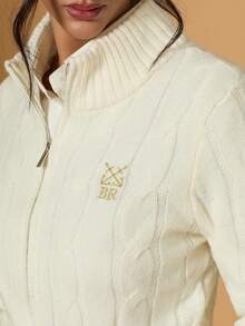 Briarwyn 2026 Neu Eingetroffene Damen Stehkragen Cardigan mit Buchstaben-Stickerei Muster, Reißverschluss, Lässig, vielseitig, Urlaub, Langarm für den Alltag, Old Money Stil, Sommerurlaub, Frühling - Weiss - Übersicht 7