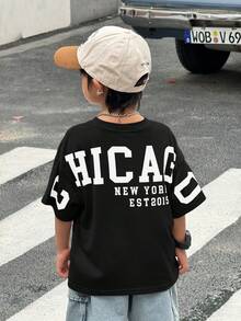 SHEIN Áo thun nam trẻ tuổi kiểu dáng thể thao thường ngày, năng động, phong cách sinh viên, đường phố, dễ thương, rộng rãi, cổ tròn, kiểu Nhật Bản và Hàn Quốc, có chữ in phía sau. Thích hợp cho đi học, dự tiệc sinh nhật, tiệc tối, biểu diễn, đám cưới, lễ rửa tội, lễ khai trương, mặc hàng ngày, đi học, du lịch, thể thao, mùa xuân và mùa hè. - màu đen - Xem 3