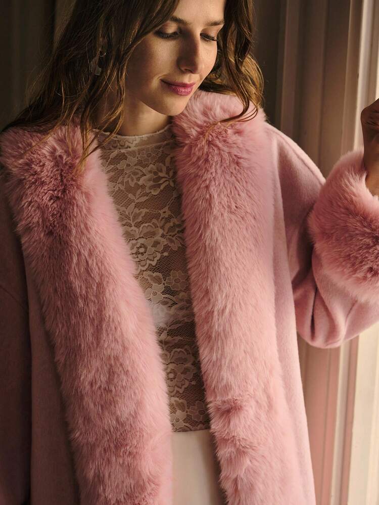 ABRIGO LARGO DE PIEL SINTÉTICA CONTRASTANTE