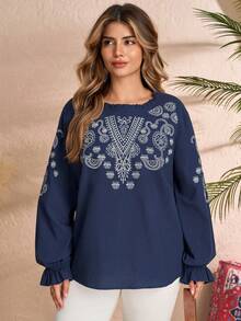 EMERY ROSE Blusa casual de manga larga con cuello redondo, volantes y bordado floral para mujer de talla grande - Azul Marino - Ver 3