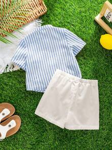 SHEIN 2件套男童休闲舒适百搭条纹立领短袖衬衫和短裤套装 - 淺藍色 - 查看 2